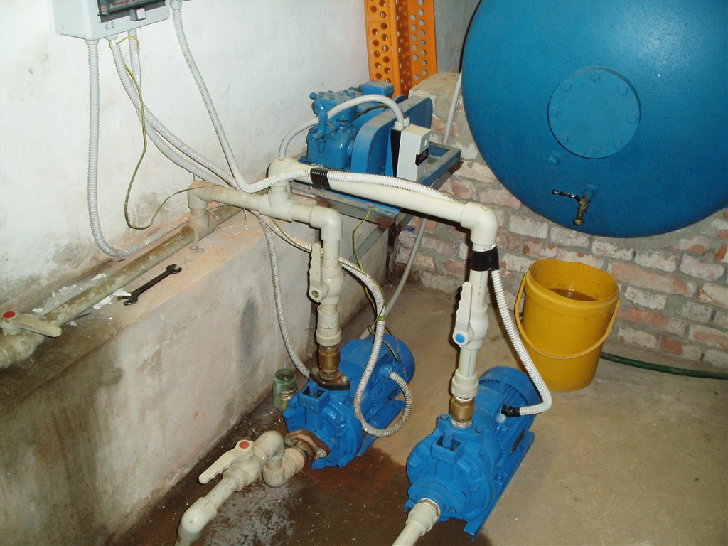 Manuálně přepínaná čerpadla sají vodu ze zásobníku, který je plněný z vrtu - Pěnčín