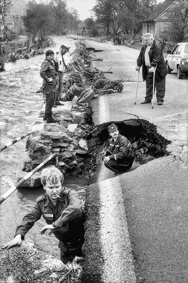 Ze 13. na 14. května 1996 zasáhla Krnovsko blesková povodeň, která smetla silnice a domy v Lichnově.