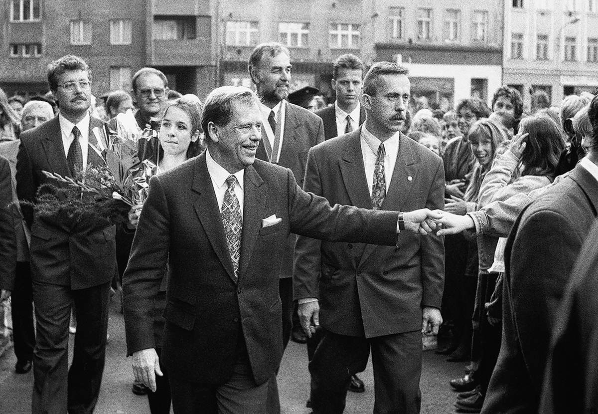 Václav Havel se vítá s lidmi na krnovském Hlavním náměstí, 28. září 1995.