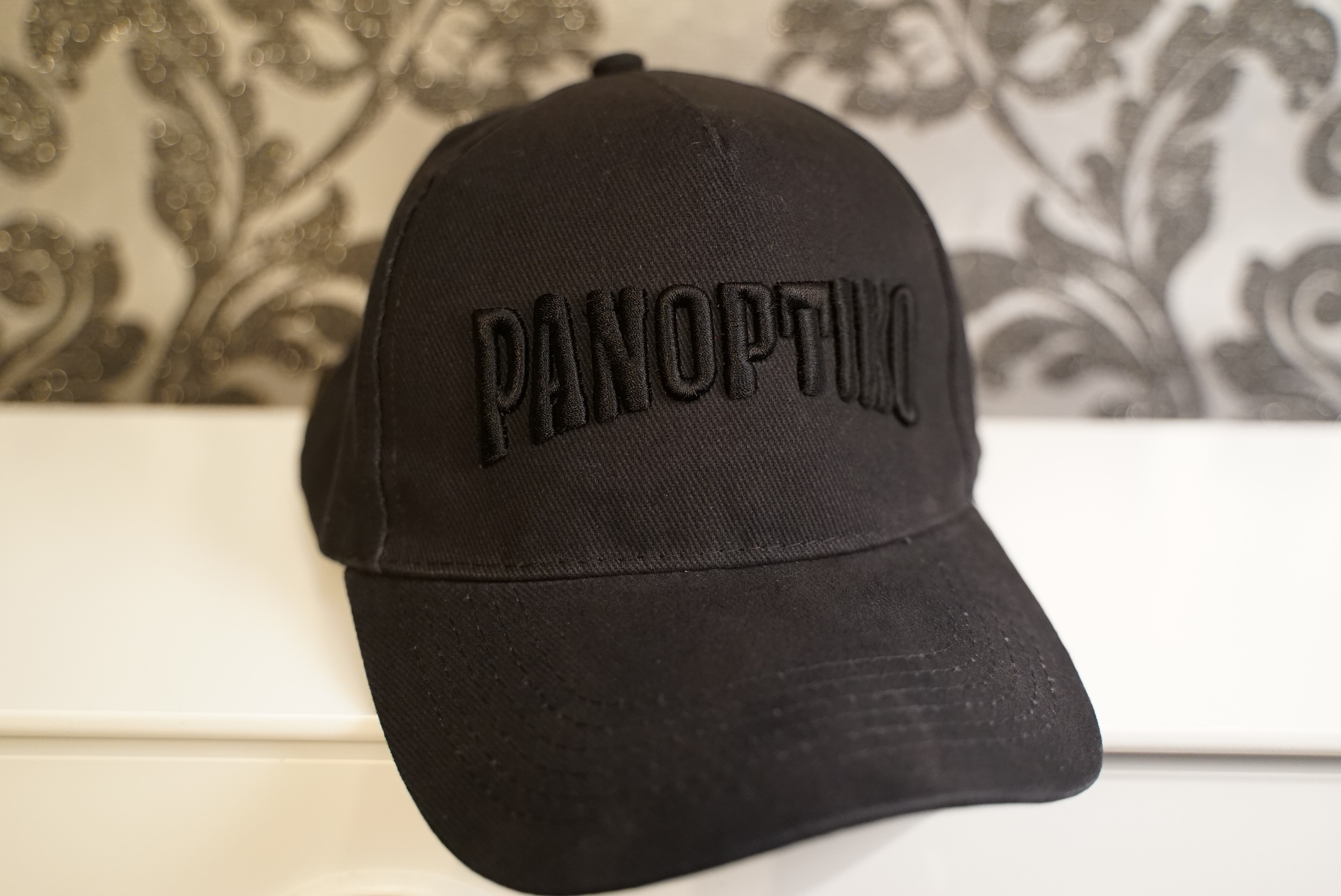 Kšiltovka vyšívaná PANOPTIKO - černá výšivka