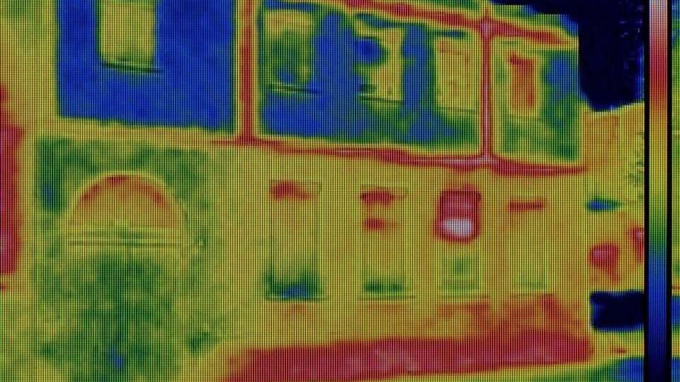 Snímek veřejné budovy z termokamery zobrazuje povrchovou teplotu ochlazovaných ploch za účelem zjištění tepelných ztrát.