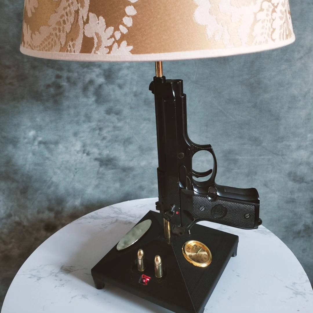 Lampička z pistole s kulatými hodinami